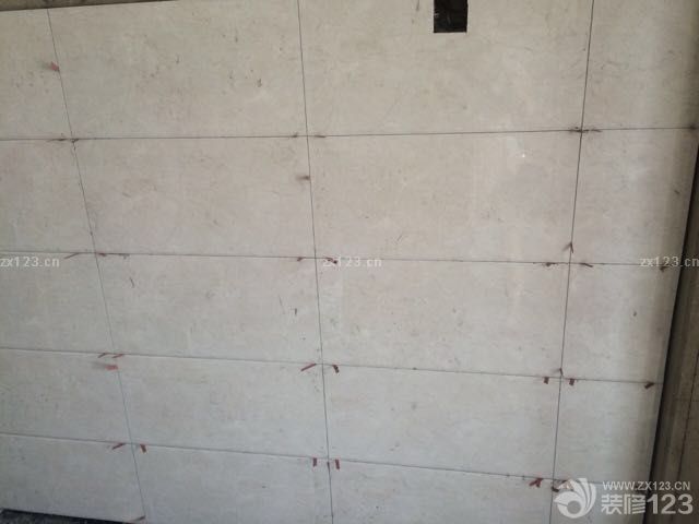 開始貼衛(wèi)生間了，這個(gè)衛(wèi)生間造價(jià)太高了。當(dāng)初以為不是很貴，現(xiàn)在看來超預(yù)算也是理解的。