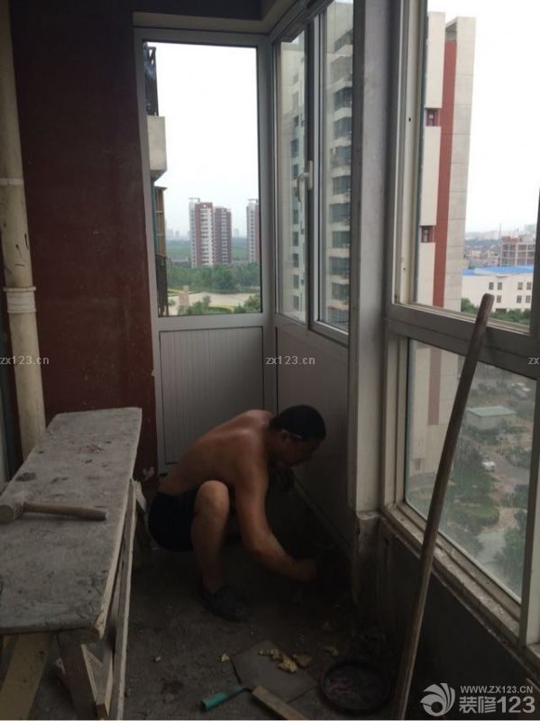 陽臺(tái)封好了，今天真是拿勁啊，感覺好危險(xiǎn)。