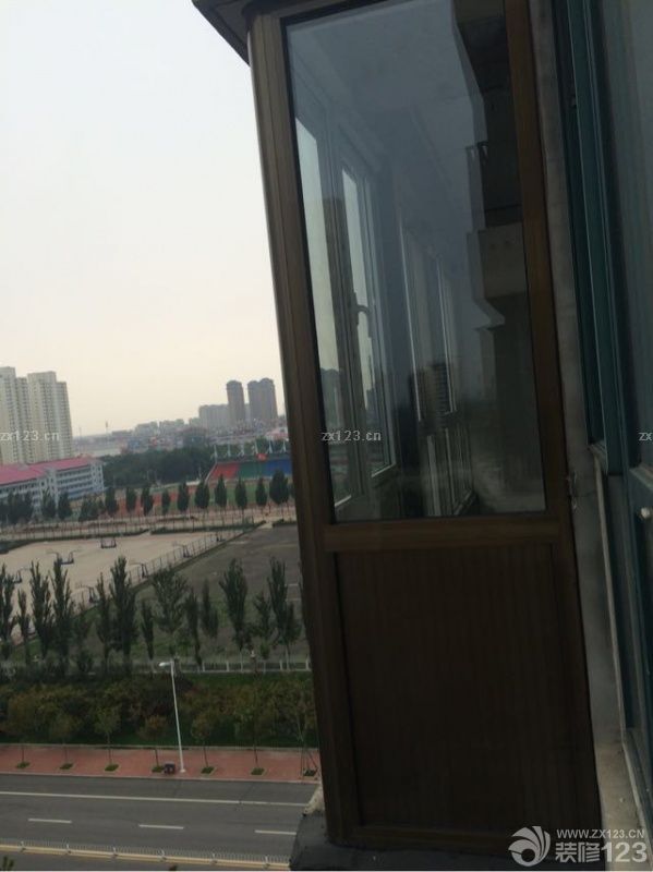 陽臺(tái)封好了，今天真是拿勁啊，感覺好危險(xiǎn)。