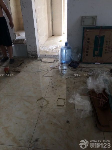 客廳快鋪好了，明天開始鋪造型。進(jìn)度讓我們看到了竣工的希望了，