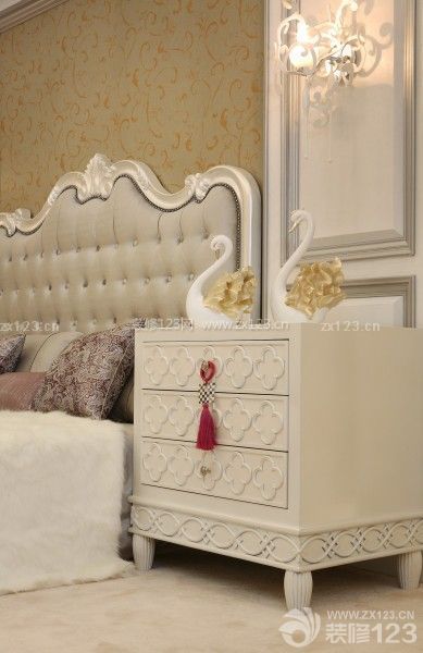 主卧室欧式风格床头背景墙设计
