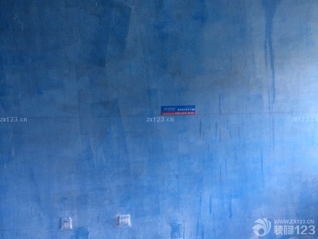 終于在忙碌了三周后能有一天休息來搞裝修的事情了，花錢如流水的日子到了，今天約的林監(jiān)理到房子去放線，抱歉晚上有點遲到了。這是簽約后第一次回到新房子，大白都已經(jīng)鏟除，裝大白的袋子都堆放在兒童房，墻面都已經(jīng)刷了藍(lán)色的叫什么劑，每個房間也都訂好了物料擺放的牌子，所有管道已經(jīng)包裹了保護(hù)層好像是消音的，所有的門以及門廳地面也包裹了保護(hù)膜，做的還是很不錯的，表示滿意！