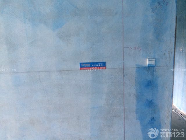 終于在忙碌了三周后能有一天休息來搞裝修的事情了，花錢如流水的日子到了，今天約的林監(jiān)理到房子去放線，抱歉晚上有點遲到了。這是簽約后第一次回到新房子，大白都已經(jīng)鏟除，裝大白的袋子都堆放在兒童房，墻面都已經(jīng)刷了藍(lán)色的叫什么劑，每個房間也都訂好了物料擺放的牌子，所有管道已經(jīng)包裹了保護(hù)層好像是消音的，所有的門以及門廳地面也包裹了保護(hù)膜，做的還是很不錯的，表示滿意！