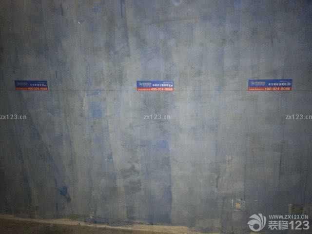 終于在忙碌了三周后能有一天休息來搞裝修的事情了，花錢如流水的日子到了，今天約的林監(jiān)理到房子去放線，抱歉晚上有點遲到了。這是簽約后第一次回到新房子，大白都已經(jīng)鏟除，裝大白的袋子都堆放在兒童房，墻面都已經(jīng)刷了藍(lán)色的叫什么劑，每個房間也都訂好了物料擺放的牌子，所有管道已經(jīng)包裹了保護(hù)層好像是消音的，所有的門以及門廳地面也包裹了保護(hù)膜，做的還是很不錯的，表示滿意！