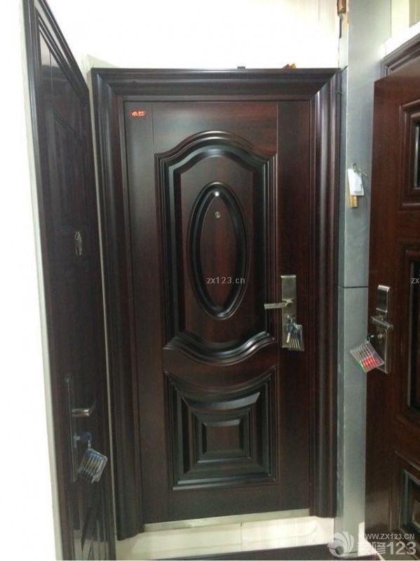 后來就到小區(qū)門口的據(jù)說是金地招標(biāo)進(jìn)來的廠家談封陽臺以及裝地?zé)帷ｉT窗最后談下來是4050元就是普通的斷橋鋁封陽臺，三層玻璃，五層隔音的，看著料還不錯。80的料，內(nèi)壁厚是1.8的，我看其他家都是1.4的！這家還可以就這樣吧，540塊錢一平米，里邊是木紋的。偉星的粉色管子，加上分水器加上什么棉一共6800，我看了其他家的合同都是7000左右，便宜了200塊，但是暫時沒簽，等地面結(jié)束了再說，涉及到地?zé)岫喔哂忠N地磚，怕回頭地磚貼了超過門口高了就不好了，所以等地面結(jié)束了再簽地?zé)岚桑?br>