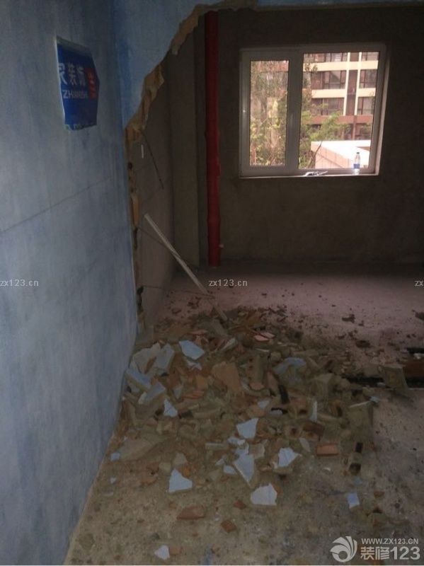 晚上跟老爸又去工地看了一眼，力工宋師傅他們已經(jīng)開始干活了，哈哈哈，大墻被推倒了，真敞亮！附上一張陽臺正面對著的噴水池！