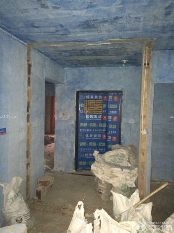 晚上跟老爸又去工地看了一眼，力工宋師傅他們已經(jīng)開始干活了，哈哈哈，大墻被推倒了，真敞亮！附上一張陽臺正面對著的噴水池！