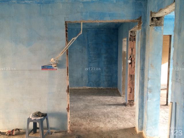 下班忍不住又去工地看了一眼，一片殘垣斷壁，但倒是敞亮了許多，依稀能看到點豪宅的感覺了，地面才刨了一半，舉架立馬高了不少，不知道金地怎么想的，非要裝暖氣不直接裝地?zé)?，太煩人了，讓我白耗?000多塊錢找人弄地面！附圖各種大門口，我的對開門初見雛形了。