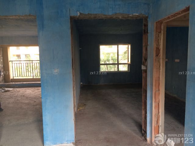 下班忍不住又去工地看了一眼，一片殘垣斷壁，但倒是敞亮了許多，依稀能看到點豪宅的感覺了，地面才刨了一半，舉架立馬高了不少，不知道金地怎么想的，非要裝暖氣不直接裝地?zé)幔珶┤肆耍屛野缀牧?000多塊錢找人弄地面！附圖各種大門口，我的對開門初見雛形了。