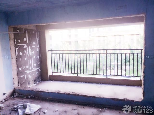 下班忍不住又去工地看了一眼，一片殘垣斷壁，但倒是敞亮了許多，依稀能看到點豪宅的感覺了，地面才刨了一半，舉架立馬高了不少，不知道金地怎么想的，非要裝暖氣不直接裝地?zé)幔珶┤肆?，讓我白耗?000多塊錢找人弄地面！附圖各種大門口，我的對開門初見雛形了。