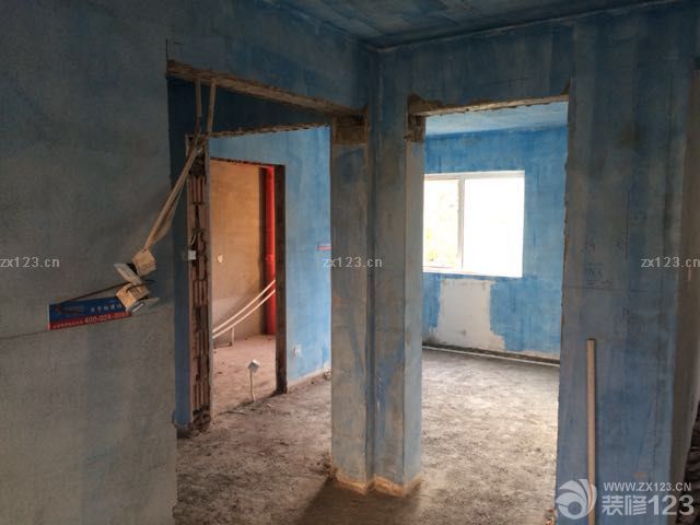 下班忍不住又去工地看了一眼，一片殘垣斷壁，但倒是敞亮了許多，依稀能看到點豪宅的感覺了，地面才刨了一半，舉架立馬高了不少，不知道金地怎么想的，非要裝暖氣不直接裝地?zé)?，太煩人了，讓我白耗?000多塊錢找人弄地面！附圖各種大門口，我的對開門初見雛形了。