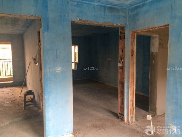 下班忍不住又去工地看了一眼，一片殘垣斷壁，但倒是敞亮了許多，依稀能看到點豪宅的感覺了，地面才刨了一半，舉架立馬高了不少，不知道金地怎么想的，非要裝暖氣不直接裝地?zé)?，太煩人了，讓我白耗?000多塊錢找人弄地面！附圖各種大門口，我的對開門初見雛形了。