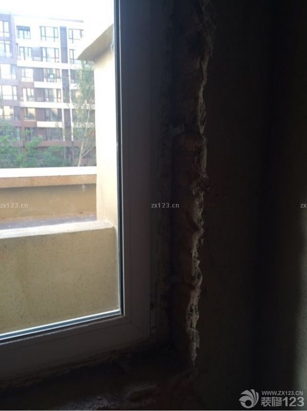 下班忍不住又去工地看了一眼，一片殘垣斷壁，但倒是敞亮了許多，依稀能看到點豪宅的感覺了，地面才刨了一半，舉架立馬高了不少，不知道金地怎么想的，非要裝暖氣不直接裝地?zé)幔珶┤肆?，讓我白耗?000多塊錢找人弄地面！附圖各種大門口，我的對開門初見雛形了。