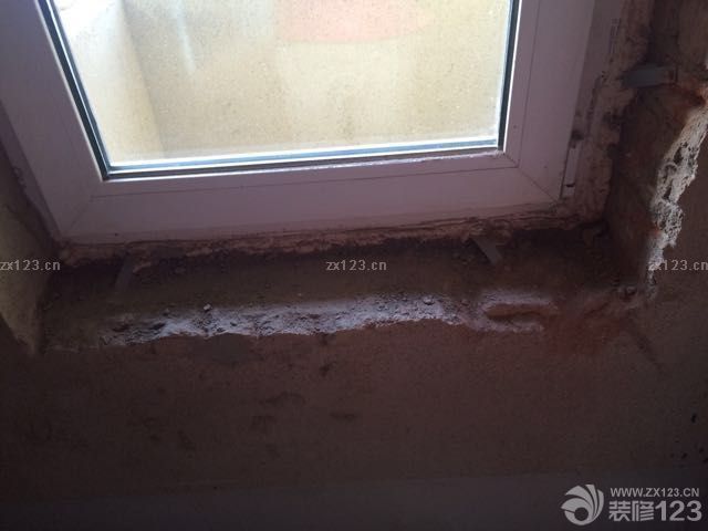 下班忍不住又去工地看了一眼，一片殘垣斷壁，但倒是敞亮了許多，依稀能看到點豪宅的感覺了，地面才刨了一半，舉架立馬高了不少，不知道金地怎么想的，非要裝暖氣不直接裝地?zé)幔珶┤肆?，讓我白耗?000多塊錢找人弄地面！附圖各種大門口，我的對開門初見雛形了。