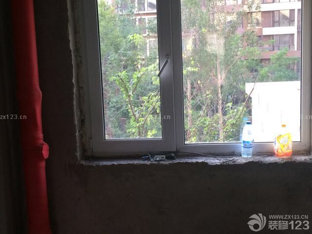 下班忍不住又去工地看了一眼，一片殘垣斷壁，但倒是敞亮了許多，依稀能看到點豪宅的感覺了，地面才刨了一半，舉架立馬高了不少，不知道金地怎么想的，非要裝暖氣不直接裝地?zé)?，太煩人了，讓我白耗?000多塊錢找人弄地面！附圖各種大門口，我的對開門初見雛形了。