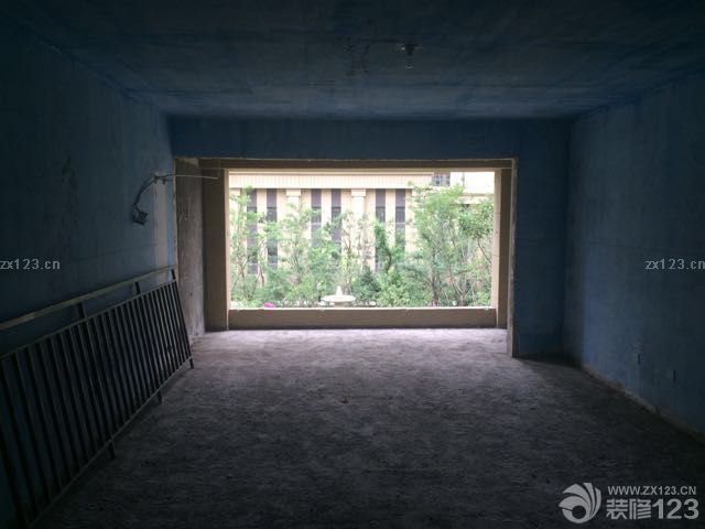 墻體拆改全部結(jié)束，下一步是水電了，可憐我又要出差4天，又一個周末泡湯了，磚、櫥柜、門啥啥都沒看呢，大熱天的煩躁。