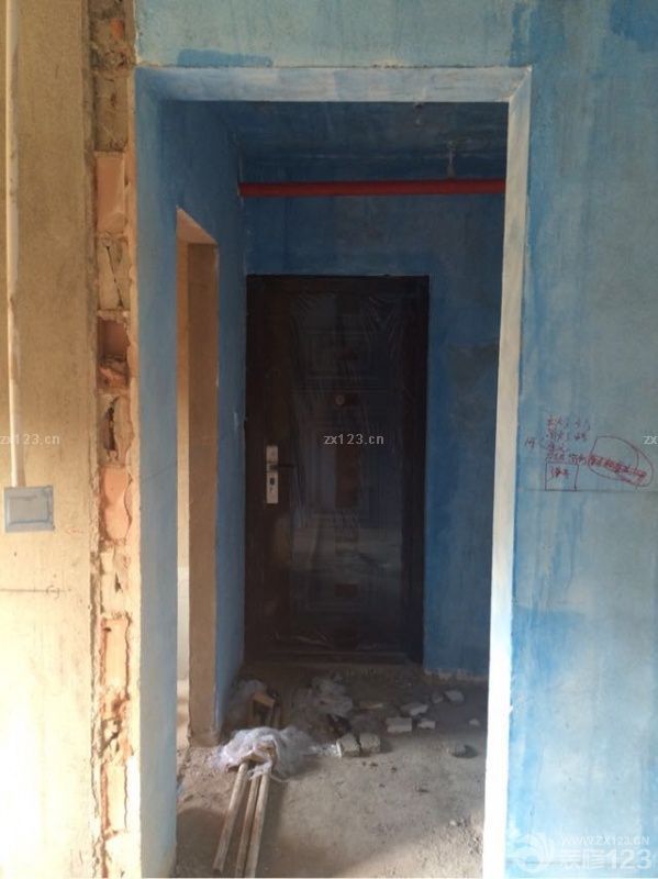 請了一天的假來陶瓷城買大廳地磚，廚衛(wèi)墻磚地磚，這絕對是個苦差事，逛頭幾家還能看得下去，再逛多了絕對是要吐了，因為款式花色實在是太多太多了，就因為看得太多，頭暈眼花，最后看哪個磚都差不多了，根本無從選擇了，可能我這人太不愛逛所以頭疼，也多虧我有個好老婆，今天把所有磚都定下來了，從挑選到講價交錢，我都沒費什么力氣都是老婆在溝通的，我不禁要感嘆下娶個好老婆真是能福澤幾代人。