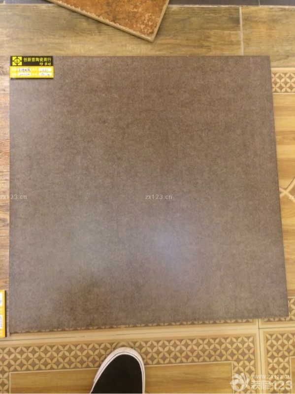 請了一天的假來陶瓷城買大廳地磚，廚衛(wèi)墻磚地磚，這絕對是個苦差事，逛頭幾家還能看得下去，再逛多了絕對是要吐了，因為款式花色實在是太多太多了，就因為看得太多，頭暈眼花，最后看哪個磚都差不多了，根本無從選擇了，可能我這人太不愛逛所以頭疼，也多虧我有個好老婆，今天把所有磚都定下來了，從挑選到講價交錢，我都沒費什么力氣都是老婆在溝通的，我不禁要感嘆下娶個好老婆真是能福澤幾代人。