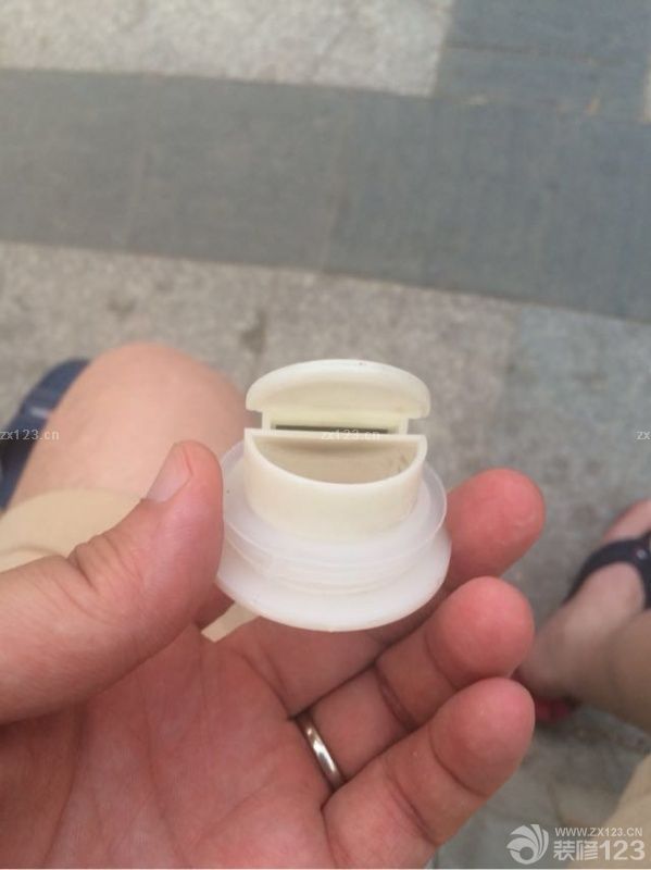 又逢周末，大家都在開會，只有我不用去，我想說太好了，約了柜子廠家來量尺，水電也進(jìn)場了，跟師傅重新溝通了水電的位置，下午跑去家居買了一堆潛水艇的地漏，角閥啥的，太累了，不說了，上圖！