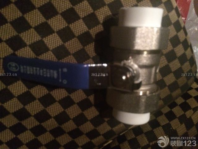 又逢周末，大家都在開會，只有我不用去，我想說太好了，約了柜子廠家來量尺，水電也進(jìn)場了，跟師傅重新溝通了水電的位置，下午跑去家居買了一堆潛水艇的地漏，角閥啥的，太累了，不說了，上圖！