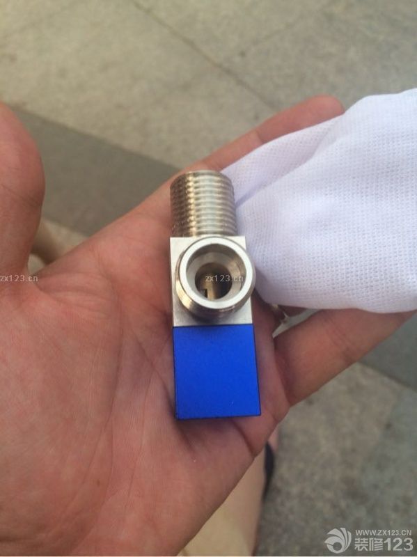 又逢周末，大家都在開會，只有我不用去，我想說太好了，約了柜子廠家來量尺，水電也進(jìn)場了，跟師傅重新溝通了水電的位置，下午跑去家居買了一堆潛水艇的地漏，角閥啥的，太累了，不說了，上圖！