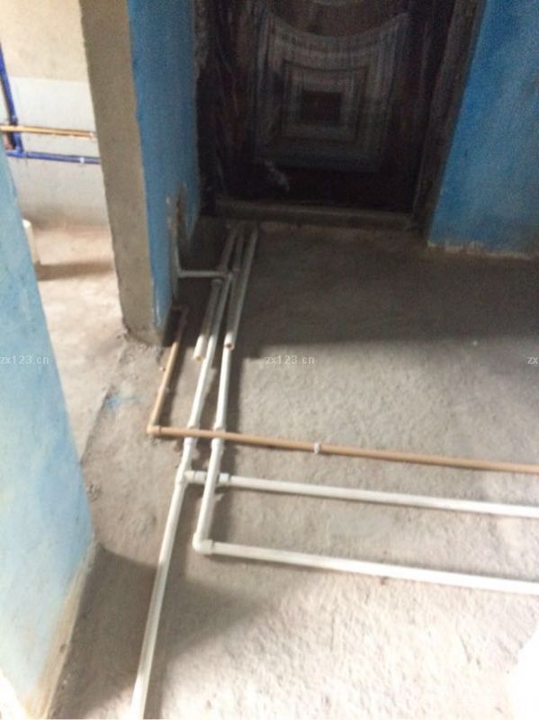 終于可以驗收水電了，活干的還不錯，只不過發(fā)現(xiàn)點問題，工人是監(jiān)理的人，監(jiān)理給工人開錢。與其說是監(jiān)理不如說是工長Maybe.無所謂了，活干的好就行了。所有管線走的都還正規(guī)。找了之前定的地?zé)峒?，周五開始干活，鋪管線兩天，地面7天。下周六再繼續(xù)吧，最近出差太累了。睡覺，附圖水電改造。