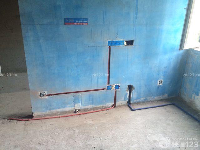 終于可以驗收水電了，活干的還不錯，只不過發(fā)現(xiàn)點問題，工人是監(jiān)理的人，監(jiān)理給工人開錢。與其說是監(jiān)理不如說是工長Maybe.無所謂了，活干的好就行了。所有管線走的都還正規(guī)。找了之前定的地?zé)峒遥芪彘_始干活，鋪管線兩天，地面7天。下周六再繼續(xù)吧，最近出差太累了。睡覺，附圖水電改造。