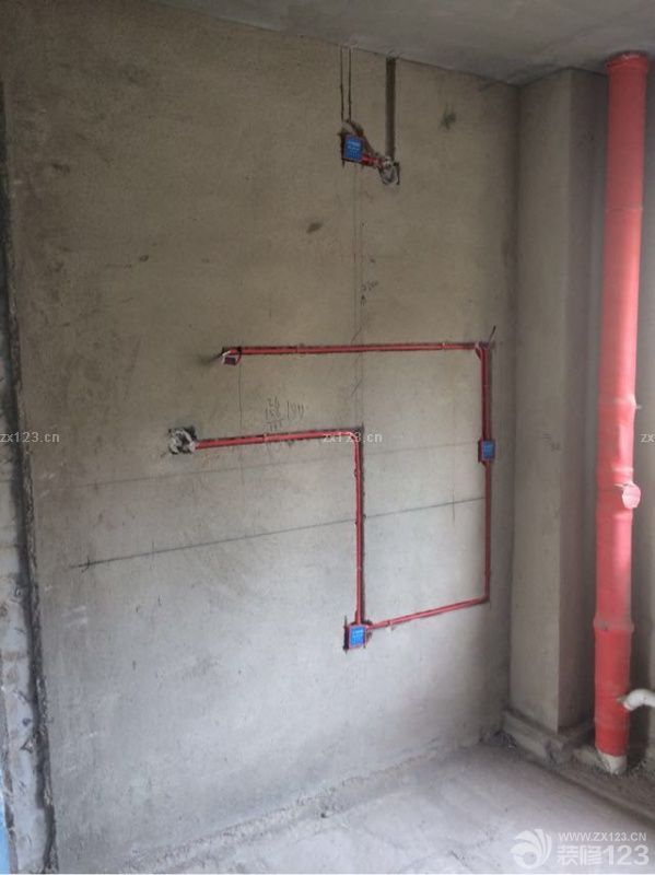 終于可以驗收水電了，活干的還不錯，只不過發(fā)現(xiàn)點問題，工人是監(jiān)理的人，監(jiān)理給工人開錢。與其說是監(jiān)理不如說是工長Maybe.無所謂了，活干的好就行了。所有管線走的都還正規(guī)。找了之前定的地?zé)峒?，周五開始干活，鋪管線兩天，地面7天。下周六再繼續(xù)吧，最近出差太累了。睡覺，附圖水電改造。