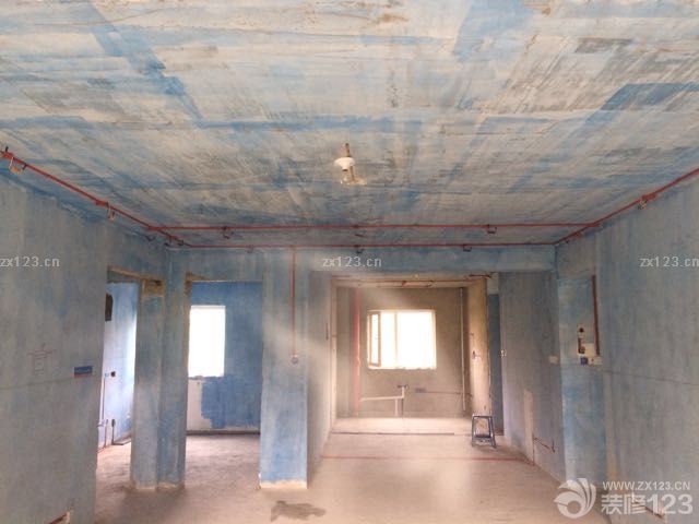 終于可以驗收水電了，活干的還不錯，只不過發(fā)現(xiàn)點問題，工人是監(jiān)理的人，監(jiān)理給工人開錢。與其說是監(jiān)理不如說是工長Maybe.無所謂了，活干的好就行了。所有管線走的都還正規(guī)。找了之前定的地?zé)峒?，周五開始干活，鋪管線兩天，地面7天。下周六再繼續(xù)吧，最近出差太累了。睡覺，附圖水電改造。