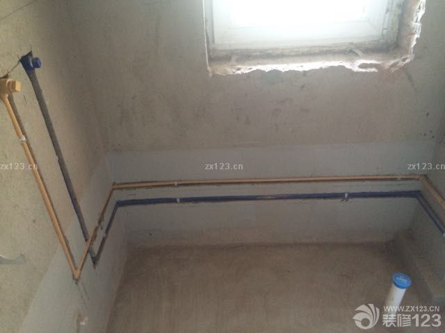 終于可以驗收水電了，活干的還不錯，只不過發(fā)現(xiàn)點問題，工人是監(jiān)理的人，監(jiān)理給工人開錢。與其說是監(jiān)理不如說是工長Maybe.無所謂了，活干的好就行了。所有管線走的都還正規(guī)。找了之前定的地?zé)峒遥芪彘_始干活，鋪管線兩天，地面7天。下周六再繼續(xù)吧，最近出差太累了。睡覺，附圖水電改造。