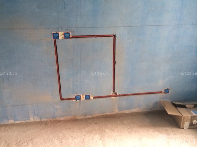 終于可以驗收水電了，活干的還不錯，只不過發(fā)現(xiàn)點問題，工人是監(jiān)理的人，監(jiān)理給工人開錢。與其說是監(jiān)理不如說是工長Maybe.無所謂了，活干的好就行了。所有管線走的都還正規(guī)。找了之前定的地?zé)峒遥芪彘_始干活，鋪管線兩天，地面7天。下周六再繼續(xù)吧，最近出差太累了。睡覺，附圖水電改造。