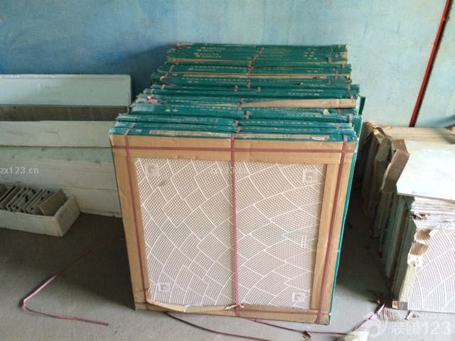 地?zé)峤K于做完了，養(yǎng)生最后一天。又是辛苦的一天的，今天收了大半天的地磚，廚房衛(wèi)生間的磚。搬運雖然不用我，但是點數(shù)、檢查磚的完整都得我來弄，房間地?zé)崮ê玫牡孛娼裉焓丘B(yǎng)生的最后一天，所有窗戶都不讓開，簡直熱死我了。悶悶的在房間弄了大半天兒，又一個周末沒陪兒子玩。<br>主要跟大家說說各種磚的檢查吧，沒有加工磚的基本不用檢查，有問題找廠家調(diào)換就行了，如果有加工磚的一定認(rèn)真檢查是否有破損，一般加工磚都是幾片一包的，不用每一片都檢查，只要看看斷面有沒有裂痕就行了，有裂痕的不用說肯定裂成兩半了，另外就是看是否缺瓷，主要看邊角是否有經(jīng)過加工而打掉的瓷邊兒，如果有趕緊調(diào)換，千萬別簽字，簽了字商家就不承認(rèn)了?？偠灾炇占庸ごu一定小心點，看好了再收貨。不多說了上圖吧。