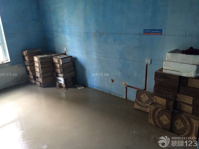 地?zé)峤K于做完了，養(yǎng)生最后一天。又是辛苦的一天的，今天收了大半天的地磚，廚房衛(wèi)生間的磚。搬運雖然不用我，但是點數(shù)、檢查磚的完整都得我來弄，房間地?zé)崮ê玫牡孛娼裉焓丘B(yǎng)生的最后一天，所有窗戶都不讓開，簡直熱死我了。悶悶的在房間弄了大半天兒，又一個周末沒陪兒子玩。<br>主要跟大家說說各種磚的檢查吧，沒有加工磚的基本不用檢查，有問題找廠家調(diào)換就行了，如果有加工磚的一定認(rèn)真檢查是否有破損，一般加工磚都是幾片一包的，不用每一片都檢查，只要看看斷面有沒有裂痕就行了，有裂痕的不用說肯定裂成兩半了，另外就是看是否缺瓷，主要看邊角是否有經(jīng)過加工而打掉的瓷邊兒，如果有趕緊調(diào)換，千萬別簽字，簽了字商家就不承認(rèn)了?？偠灾?，驗收加工磚一定小心點，看好了再收貨。不多說了上圖吧。