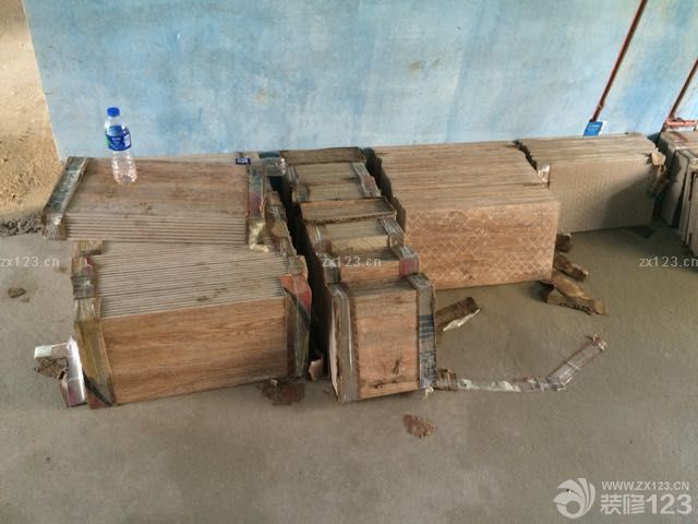 地?zé)峤K于做完了，養(yǎng)生最后一天。又是辛苦的一天的，今天收了大半天的地磚，廚房衛(wèi)生間的磚。搬運雖然不用我，但是點數(shù)、檢查磚的完整都得我來弄，房間地?zé)崮ê玫牡孛娼裉焓丘B(yǎng)生的最后一天，所有窗戶都不讓開，簡直熱死我了。悶悶的在房間弄了大半天兒，又一個周末沒陪兒子玩。<br>主要跟大家說說各種磚的檢查吧，沒有加工磚的基本不用檢查，有問題找廠家調(diào)換就行了，如果有加工磚的一定認(rèn)真檢查是否有破損，一般加工磚都是幾片一包的，不用每一片都檢查，只要看看斷面有沒有裂痕就行了，有裂痕的不用說肯定裂成兩半了，另外就是看是否缺瓷，主要看邊角是否有經(jīng)過加工而打掉的瓷邊兒，如果有趕緊調(diào)換，千萬別簽字，簽了字商家就不承認(rèn)了?？偠灾炇占庸ごu一定小心點，看好了再收貨。不多說了上圖吧。