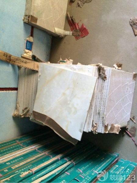 地?zé)峤K于做完了，養(yǎng)生最后一天。又是辛苦的一天的，今天收了大半天的地磚，廚房衛(wèi)生間的磚。搬運雖然不用我，但是點數(shù)、檢查磚的完整都得我來弄，房間地?zé)崮ê玫牡孛娼裉焓丘B(yǎng)生的最后一天，所有窗戶都不讓開，簡直熱死我了。悶悶的在房間弄了大半天兒，又一個周末沒陪兒子玩。<br>主要跟大家說說各種磚的檢查吧，沒有加工磚的基本不用檢查，有問題找廠家調(diào)換就行了，如果有加工磚的一定認(rèn)真檢查是否有破損，一般加工磚都是幾片一包的，不用每一片都檢查，只要看看斷面有沒有裂痕就行了，有裂痕的不用說肯定裂成兩半了，另外就是看是否缺瓷，主要看邊角是否有經(jīng)過加工而打掉的瓷邊兒，如果有趕緊調(diào)換，千萬別簽字，簽了字商家就不承認(rèn)了。總而言之，驗收加工磚一定小心點，看好了再收貨。不多說了上圖吧。