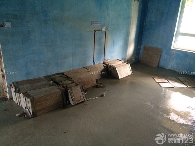 地?zé)峤K于做完了，養(yǎng)生最后一天。又是辛苦的一天的，今天收了大半天的地磚，廚房衛(wèi)生間的磚。搬運雖然不用我，但是點數(shù)、檢查磚的完整都得我來弄，房間地?zé)崮ê玫牡孛娼裉焓丘B(yǎng)生的最后一天，所有窗戶都不讓開，簡直熱死我了。悶悶的在房間弄了大半天兒，又一個周末沒陪兒子玩。<br>主要跟大家說說各種磚的檢查吧，沒有加工磚的基本不用檢查，有問題找廠家調(diào)換就行了，如果有加工磚的一定認(rèn)真檢查是否有破損，一般加工磚都是幾片一包的，不用每一片都檢查，只要看看斷面有沒有裂痕就行了，有裂痕的不用說肯定裂成兩半了，另外就是看是否缺瓷，主要看邊角是否有經(jīng)過加工而打掉的瓷邊兒，如果有趕緊調(diào)換，千萬別簽字，簽了字商家就不承認(rèn)了?？偠灾炇占庸ごu一定小心點，看好了再收貨。不多說了上圖吧。