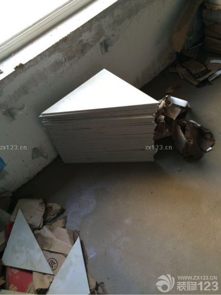 地?zé)峤K于做完了，養(yǎng)生最后一天。又是辛苦的一天的，今天收了大半天的地磚，廚房衛(wèi)生間的磚。搬運雖然不用我，但是點數(shù)、檢查磚的完整都得我來弄，房間地?zé)崮ê玫牡孛娼裉焓丘B(yǎng)生的最后一天，所有窗戶都不讓開，簡直熱死我了。悶悶的在房間弄了大半天兒，又一個周末沒陪兒子玩。<br>主要跟大家說說各種磚的檢查吧，沒有加工磚的基本不用檢查，有問題找廠家調(diào)換就行了，如果有加工磚的一定認(rèn)真檢查是否有破損，一般加工磚都是幾片一包的，不用每一片都檢查，只要看看斷面有沒有裂痕就行了，有裂痕的不用說肯定裂成兩半了，另外就是看是否缺瓷，主要看邊角是否有經(jīng)過加工而打掉的瓷邊兒，如果有趕緊調(diào)換，千萬別簽字，簽了字商家就不承認(rèn)了。總而言之，驗收加工磚一定小心點，看好了再收貨。不多說了上圖吧。