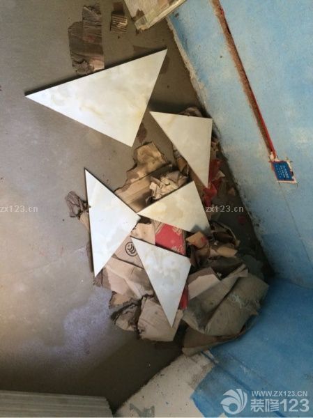 地?zé)峤K于做完了，養(yǎng)生最后一天。又是辛苦的一天的，今天收了大半天的地磚，廚房衛(wèi)生間的磚。搬運雖然不用我，但是點數(shù)、檢查磚的完整都得我來弄，房間地?zé)崮ê玫牡孛娼裉焓丘B(yǎng)生的最后一天，所有窗戶都不讓開，簡直熱死我了。悶悶的在房間弄了大半天兒，又一個周末沒陪兒子玩。<br>主要跟大家說說各種磚的檢查吧，沒有加工磚的基本不用檢查，有問題找廠家調(diào)換就行了，如果有加工磚的一定認(rèn)真檢查是否有破損，一般加工磚都是幾片一包的，不用每一片都檢查，只要看看斷面有沒有裂痕就行了，有裂痕的不用說肯定裂成兩半了，另外就是看是否缺瓷，主要看邊角是否有經(jīng)過加工而打掉的瓷邊兒，如果有趕緊調(diào)換，千萬別簽字，簽了字商家就不承認(rèn)了。總而言之，驗收加工磚一定小心點，看好了再收貨。不多說了上圖吧。