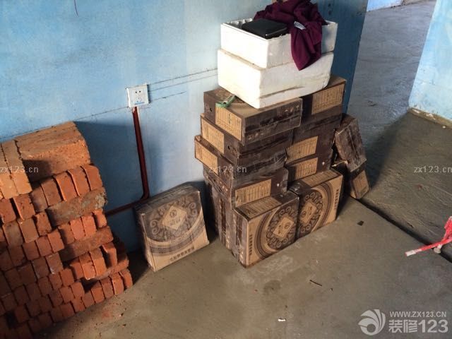 地?zé)峤K于做完了，養(yǎng)生最后一天。又是辛苦的一天的，今天收了大半天的地磚，廚房衛(wèi)生間的磚。搬運雖然不用我，但是點數(shù)、檢查磚的完整都得我來弄，房間地?zé)崮ê玫牡孛娼裉焓丘B(yǎng)生的最后一天，所有窗戶都不讓開，簡直熱死我了。悶悶的在房間弄了大半天兒，又一個周末沒陪兒子玩。<br>主要跟大家說說各種磚的檢查吧，沒有加工磚的基本不用檢查，有問題找廠家調(diào)換就行了，如果有加工磚的一定認(rèn)真檢查是否有破損，一般加工磚都是幾片一包的，不用每一片都檢查，只要看看斷面有沒有裂痕就行了，有裂痕的不用說肯定裂成兩半了，另外就是看是否缺瓷，主要看邊角是否有經(jīng)過加工而打掉的瓷邊兒，如果有趕緊調(diào)換，千萬別簽字，簽了字商家就不承認(rèn)了?？偠灾炇占庸ごu一定小心點，看好了再收貨。不多說了上圖吧。