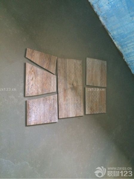 地?zé)峤K于做完了，養(yǎng)生最后一天。又是辛苦的一天的，今天收了大半天的地磚，廚房衛(wèi)生間的磚。搬運雖然不用我，但是點數(shù)、檢查磚的完整都得我來弄，房間地?zé)崮ê玫牡孛娼裉焓丘B(yǎng)生的最后一天，所有窗戶都不讓開，簡直熱死我了。悶悶的在房間弄了大半天兒，又一個周末沒陪兒子玩。<br>主要跟大家說說各種磚的檢查吧，沒有加工磚的基本不用檢查，有問題找廠家調(diào)換就行了，如果有加工磚的一定認(rèn)真檢查是否有破損，一般加工磚都是幾片一包的，不用每一片都檢查，只要看看斷面有沒有裂痕就行了，有裂痕的不用說肯定裂成兩半了，另外就是看是否缺瓷，主要看邊角是否有經(jīng)過加工而打掉的瓷邊兒，如果有趕緊調(diào)換，千萬別簽字，簽了字商家就不承認(rèn)了?？偠灾?，驗收加工磚一定小心點，看好了再收貨。不多說了上圖吧。