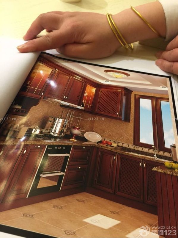 量房加看廚房效果圖，外加工人清單。