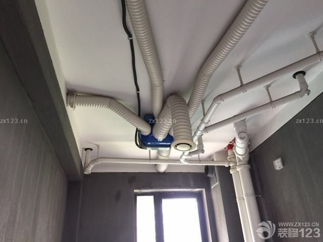 拆改工程開(kāi)始，到今天為止，磚已全部砌好，等水電師傅開(kāi)工。