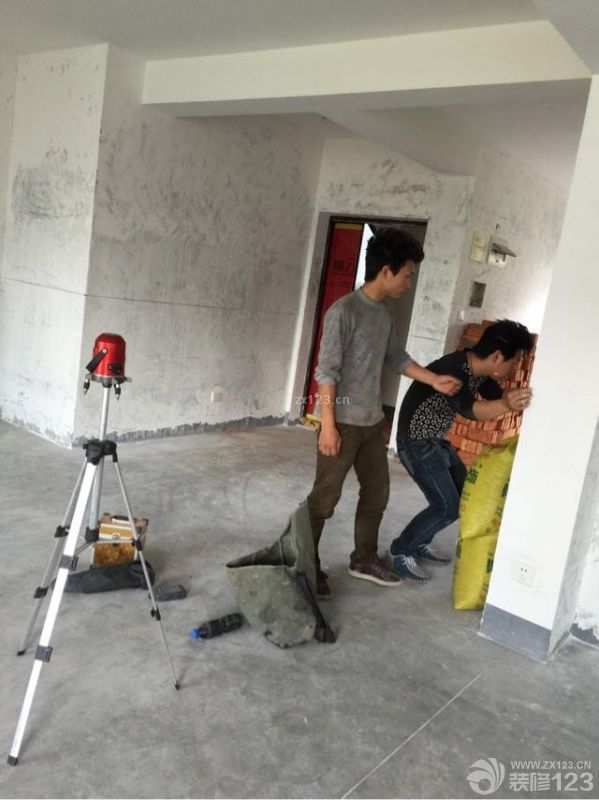 拆改工程開(kāi)始，到今天為止，磚已全部砌好，等水電師傅開(kāi)工。