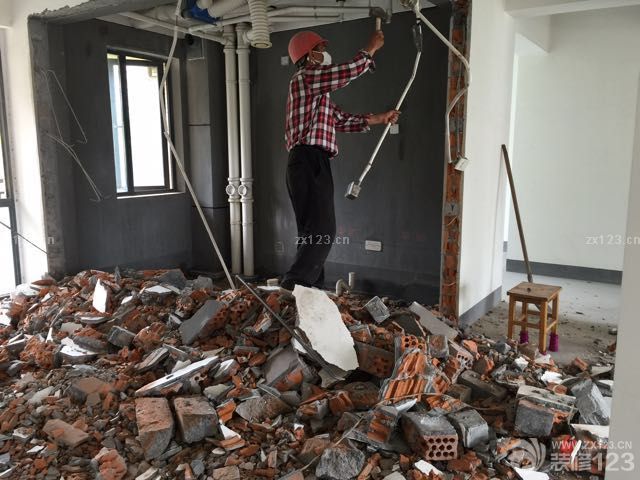 拆改工程開(kāi)始，到今天為止，磚已全部砌好，等水電師傅開(kāi)工。