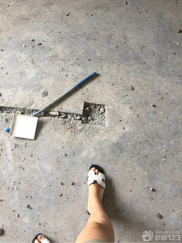 裝空調(diào)鉆孔，把樓上的水管打爆了，真是郁悶，來(lái)來(lái)回回花了好幾天才修好。