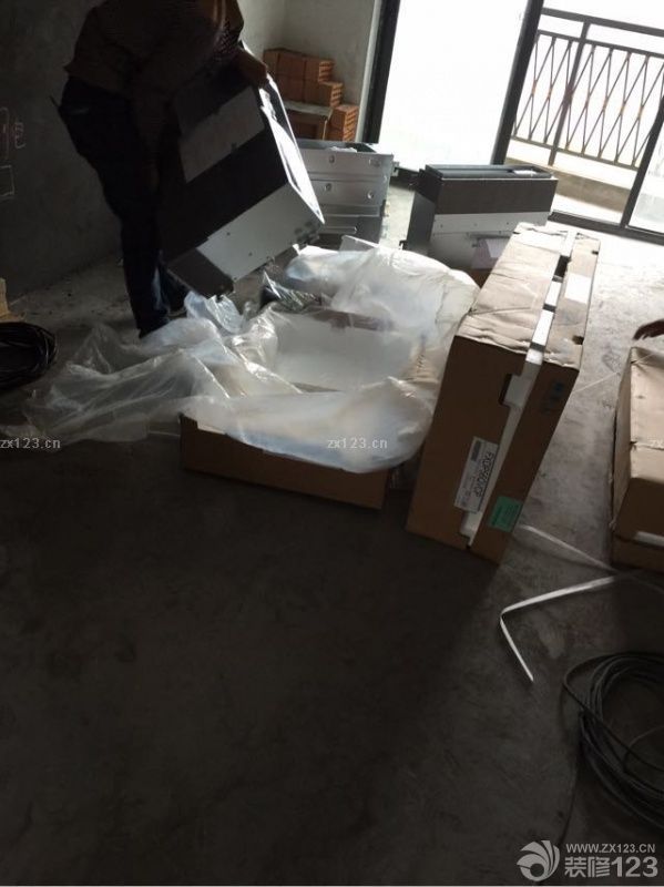 裝空調(diào)鉆孔，把樓上的水管打爆了，真是郁悶，來(lái)來(lái)回回花了好幾天才修好。