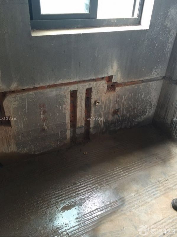 裝空調(diào)鉆孔，把樓上的水管打爆了，真是郁悶，來(lái)來(lái)回回花了好幾天才修好。