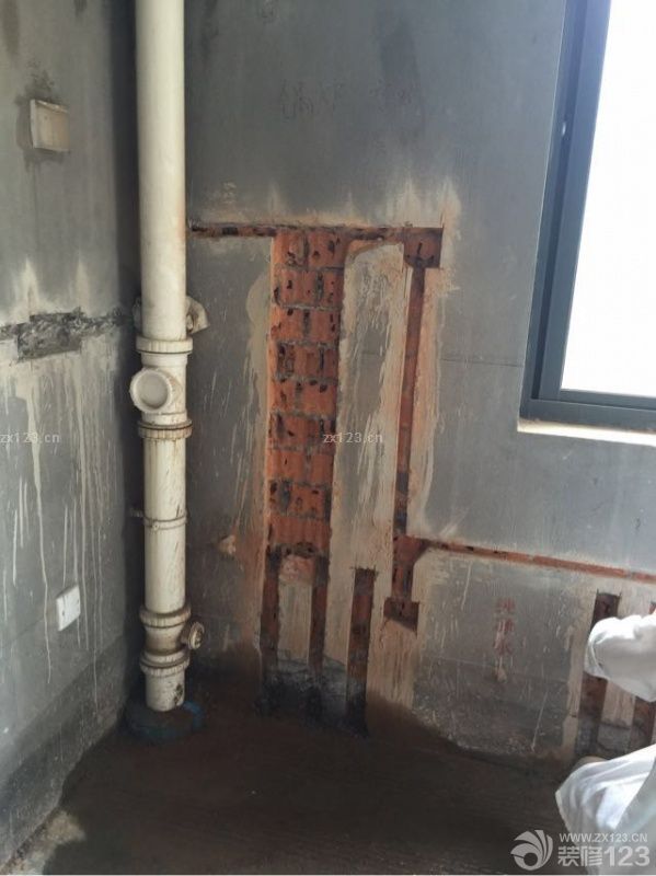 裝空調(diào)鉆孔，把樓上的水管打爆了，真是郁悶，來(lái)來(lái)回回花了好幾天才修好。