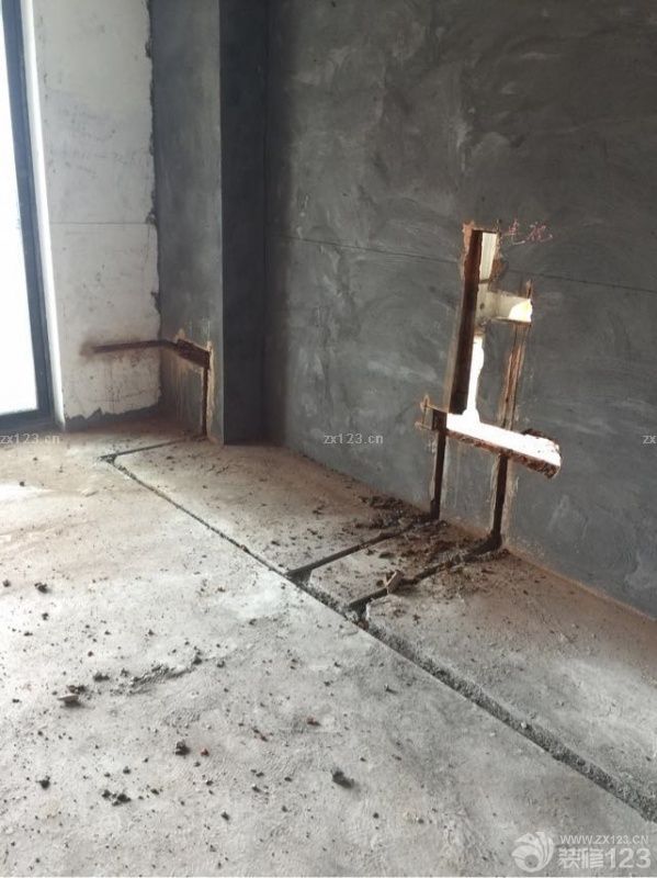 裝空調(diào)鉆孔，把樓上的水管打爆了，真是郁悶，來(lái)來(lái)回回花了好幾天才修好。