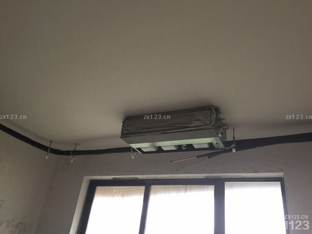 裝空調(diào)鉆孔，把樓上的水管打爆了，真是郁悶，來(lái)來(lái)回回花了好幾天才修好。